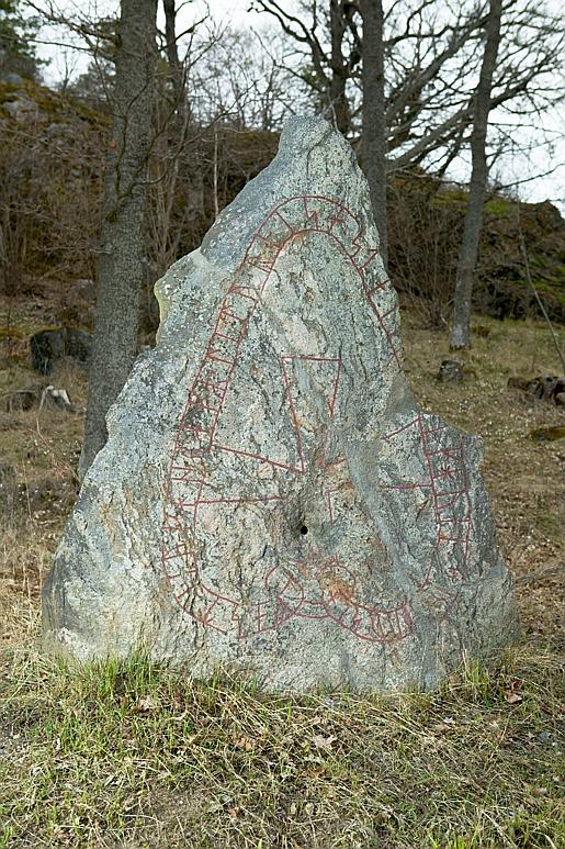 Runes written on runsten, gnejs. Date: V
